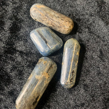 Load image into Gallery viewer, Kyanite Blue - Tumbled M