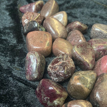 Load image into Gallery viewer, Garnet - Tumbled M