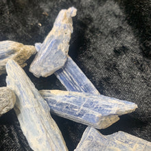 Load image into Gallery viewer, Kyanite Blue - Raw M