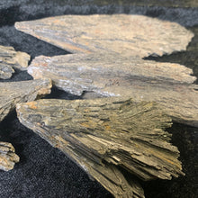 Load image into Gallery viewer, Kyanite Black - Raw L