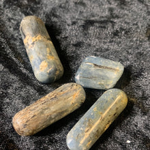 Load image into Gallery viewer, Kyanite Blue - Tumbled M