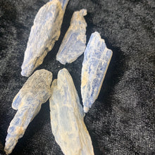 Load image into Gallery viewer, Kyanite Blue - Raw M