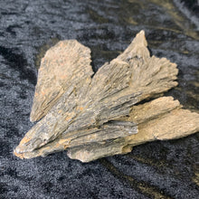 Load image into Gallery viewer, Kyanite Black - Raw L