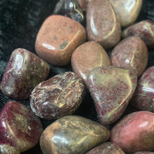 Load image into Gallery viewer, Garnet - Tumbled M