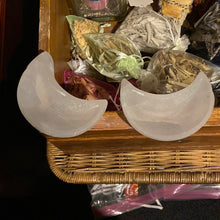 Load image into Gallery viewer, Selenite - Crescent Moons