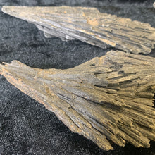 Load image into Gallery viewer, Kyanite Black - Raw L
