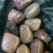 Load image into Gallery viewer, Garnet - Tumbled M