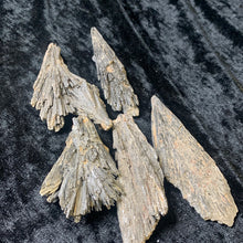 Load image into Gallery viewer, Kyanite Black - Raw L