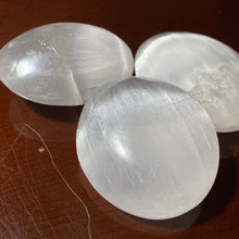 Load image into Gallery viewer, Selenite - Palm Stones