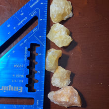 Load image into Gallery viewer, Yellow Quartz - Raw M