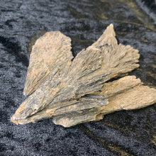 Load image into Gallery viewer, Kyanite Black - Raw L
